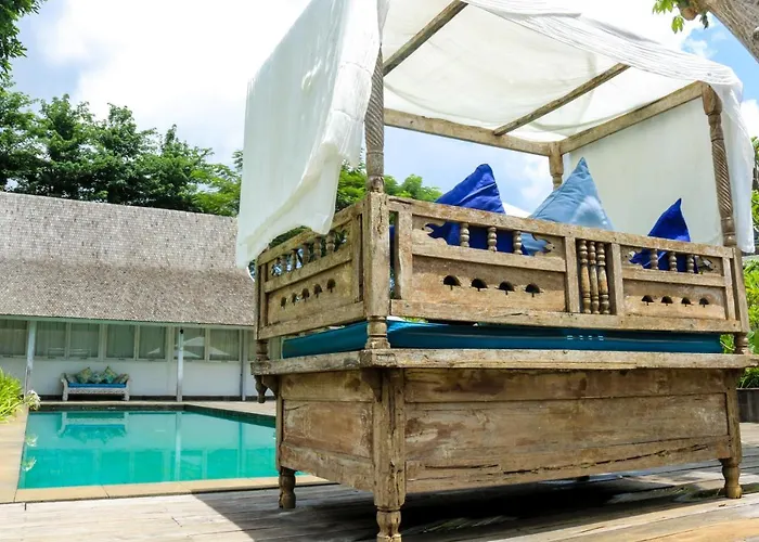 Chanteak Bali - White House 2 Bed & Breakfast *